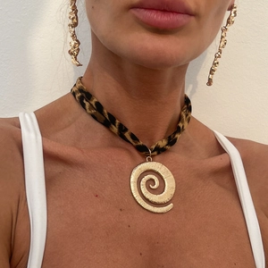 Goldene Muschelkette mit Leopardenmuster-Kordel und dazu passenden strukturierten Ohrringen