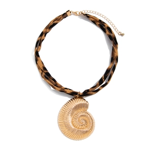 Halskette mit goldenem Nautilus-Anhänger und Stoffkette mit Leopardenmuster