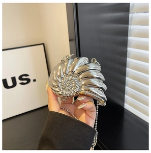 Detailansicht der silbernen Nautilus-Abendtasche mit polierter metallischer Spiralstruktur