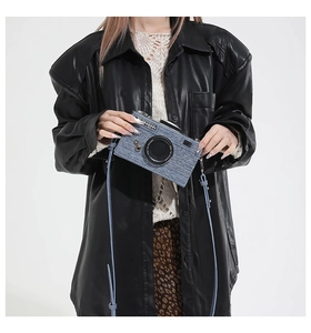 Detaillierte Nahaufnahme einer blauen Kamera-Umhängetasche aus Denim mit realistischem Design