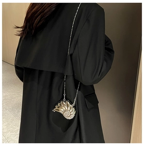 Nahaufnahme der muschelförmigen silbernen Metallic-Mini-Umhängetasche mit Kette