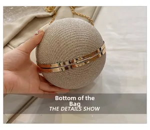 Vue détaillée du fond d'un sac de soirée sphérique doré avec sequins et cadre en métal