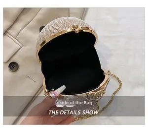 Détail de l'intérieur d'un sac de soirée sphérique avec strass et chaîne dorée