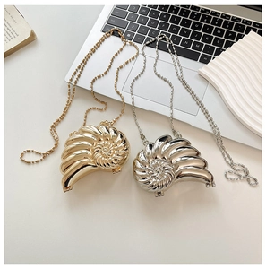 Detailansicht der goldenen und silbernen Muschel-Abendtaschen mit Spiralstruktur