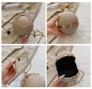 Détails du sac de soirée sphérique champagne avec texture pailletée et poignée anneau strass