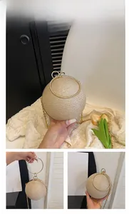 Détail d'un sac de soirée sphérique doré avec poignée en strass et chaîne fine
