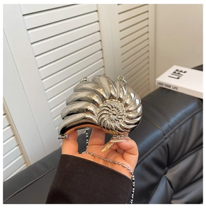 Schicke silberne Nautilus-Abendtasche mit Perlenkette in einer Lifestyle-Einstellung