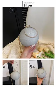 Détail du sac de soirée sphérique argenté avec texture pailletée et poignée anneau sertie