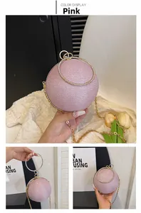 Détail du sac de soirée sphérique rose avec surface pailletée et poignée en strass