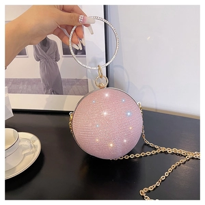 Détail du sac de soirée sphérique à paillettes roses avec poignée cristal et chaîne dorée