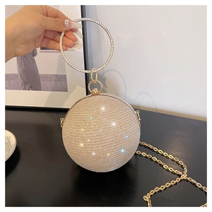 Vue détaillée du sac de soirée sphérique scintillant avec strass et poignée en métal