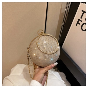 Vue détaillée du sac boule pailleté avec poignée circulaire dorée et bandoulière