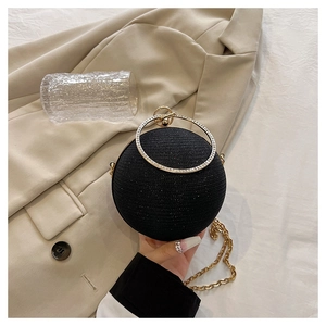 Détail du sac de soirée sphérique noir pailleté avec poignée ronde sertie de diamants
