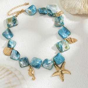 Macro di collana stile oceano con ciondoli a stella marina e cavalluccio marino dorati