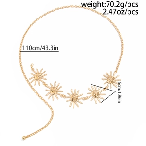 Détail de la chaîne de corps soleil dorée indiquant la longueur 110cm et les dimensions