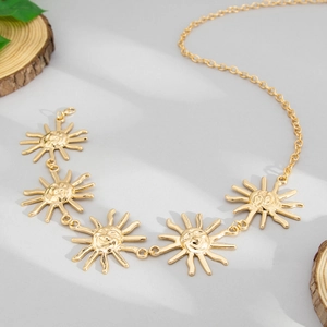 Détails des pendentifs visage soleil doré et fermoir réglable sur le collier en alliage