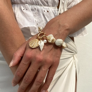 Goldenes Muschel-Armband mit Natursteinen und Perle für den perfekten Strand-Look