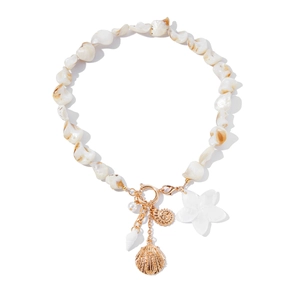 Halskette im Strandstil mit Perlmuttperlen und goldenen Muschelanhängern auf weißem Grund