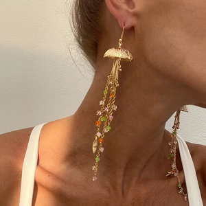 Goldene Quallen-Ohrringe mit bunten Perlen und Quasten, elegantes maritimes Design