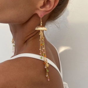 Goldene Quallen-Ohrringe mit bunten Perlen und Seestern-Anhängern an einem Model