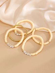 Dettaglio del set di 5 braccialetti boho con perline Heishi e scritte MAMA e LOVE