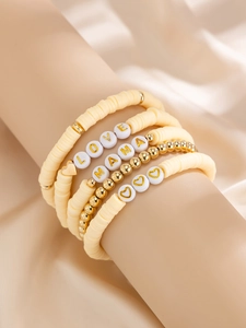 Dettaglio del set di 5 braccialetti bohémien con perline e scritte LOVE e MAMA