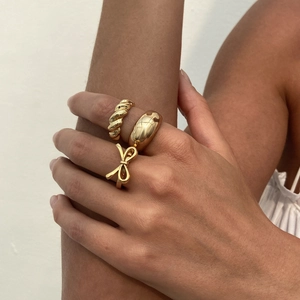 Ensemble de 3 bagues dorées empilables avec motifs nœud, croissant et dôme chic