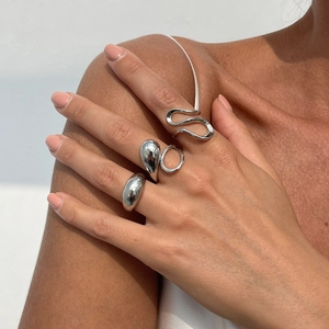 Ensemble de trois bagues géométriques en argent avec courbes minimalistes et fini poli