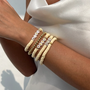 Set di Cinque Braccialetti Bohemian in Argilla Polimerica Heishi per Donna Perline in Lega Dorata Lettere MAMA LOVE Ciondolo Cuore