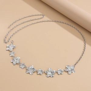 Détail de la chaîne de taille fleurs argentées avec fermoir réglable et extension