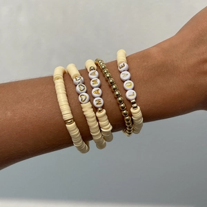 Set di 4 braccialetti elastici bohémien con perline Heishi crema e ciondoli MAMA LOVE