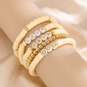Set di bracciali bohémien impilabili con perline Heishi, lettere LOVE e MAMA dorate