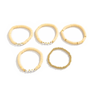 Set di 5 braccialetti bohémien con perline heishi crema e sfere dorate con ciondoli MAMA LOVE