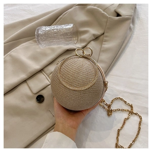 Détail du sac de soirée sphérique champagne avec strass et poignée ronde dorée