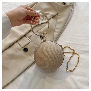 Vue détaillée du sac boule de soirée avec poignée anneau strass et bandoulière chaîne