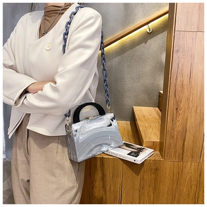 Detail of marble pattern resin bag with blue plastic chain and dual-tone handle