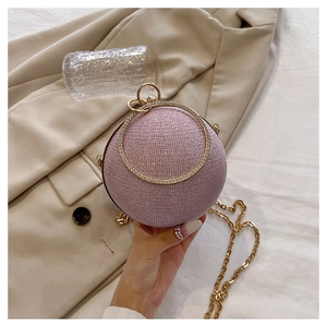 Détail du sac de soirée sphérique rose avec poignée en anneau doré et strass