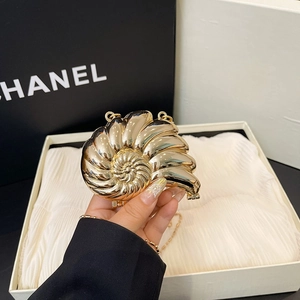 Elegante goldene Schnecken-Clutch mit Kette für schicke Abendveranstaltungen