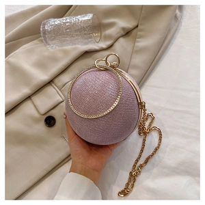 Détail du sac de soirée sphère pailleté lilas avec poignée anneau dorée et chaîne