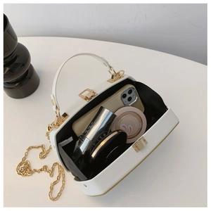 Interno della borsa bianca rigida con spazio per trucco, cellulare e catena d'oro