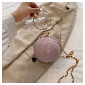 Détail du sac de soirée sphérique à paillettes avec poignée en strass et chaîne dorée