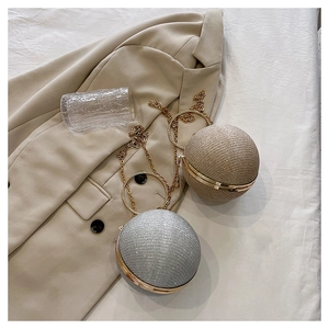 Détail des sacs de soirée sphériques en or et argent avec texture scintillante et chaîne