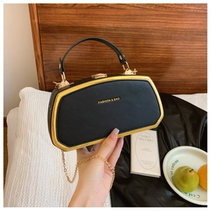 Elegante borsa a scatola nera con bordo dorato e dettaglio tracolla a catena oro