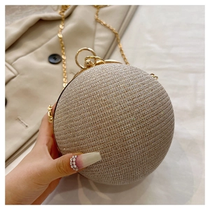 Vue détaillée du sac de soirée sphérique champagne doré avec paillettes et anneau doré
