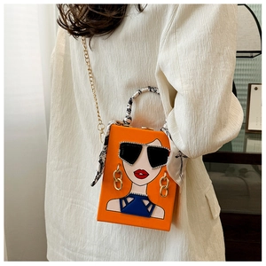 Orangefarbene Box-Umhängetasche mit Pop-Art-Porträt und Seidenschal-Kettengriff