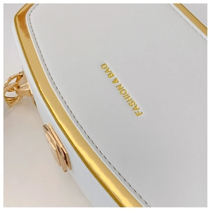 Dettaglio della borsa in pelle bianca con bordi in metallo dorato e scritta Fashion & Bag