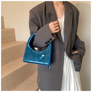 Détail d'un sac à main de soirée en acrylique bleu brillant avec poignée ronde élégante