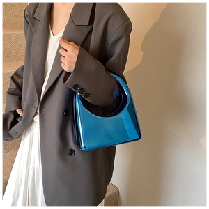 Sac à main en acrylique bleu stylisé avec un blazer marine et une jupe plissée blanche moderne