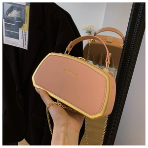 Dettaglio della borsa a scatola ottagonale rosa chiaro con telaio in metallo dorato