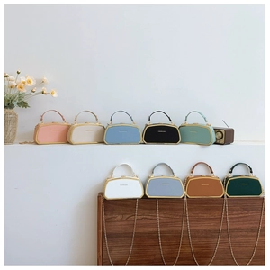 Display a matrice di borse a scatola alla moda in nove colori con bordi in metallo